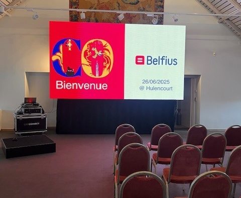 Installation d’un écran LED P1.9mm de 15 m² pour conférence, avec sonorisation professionnelle (micro HF et enceinte active) – LedConnect.
