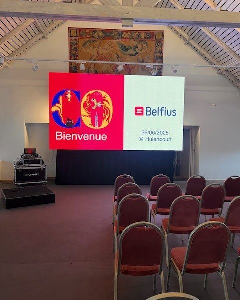 Installation d’un écran LED P1.9mm de 15 m² pour conférence, avec sonorisation professionnelle (micro HF et enceinte active) – LedConnect.